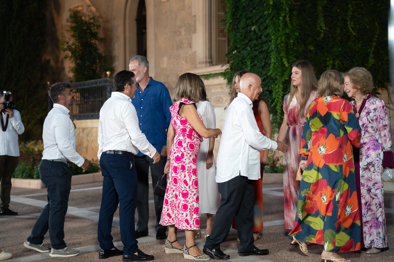 Reyes y miembros de la sociedad mallorquina en un encuentro social.