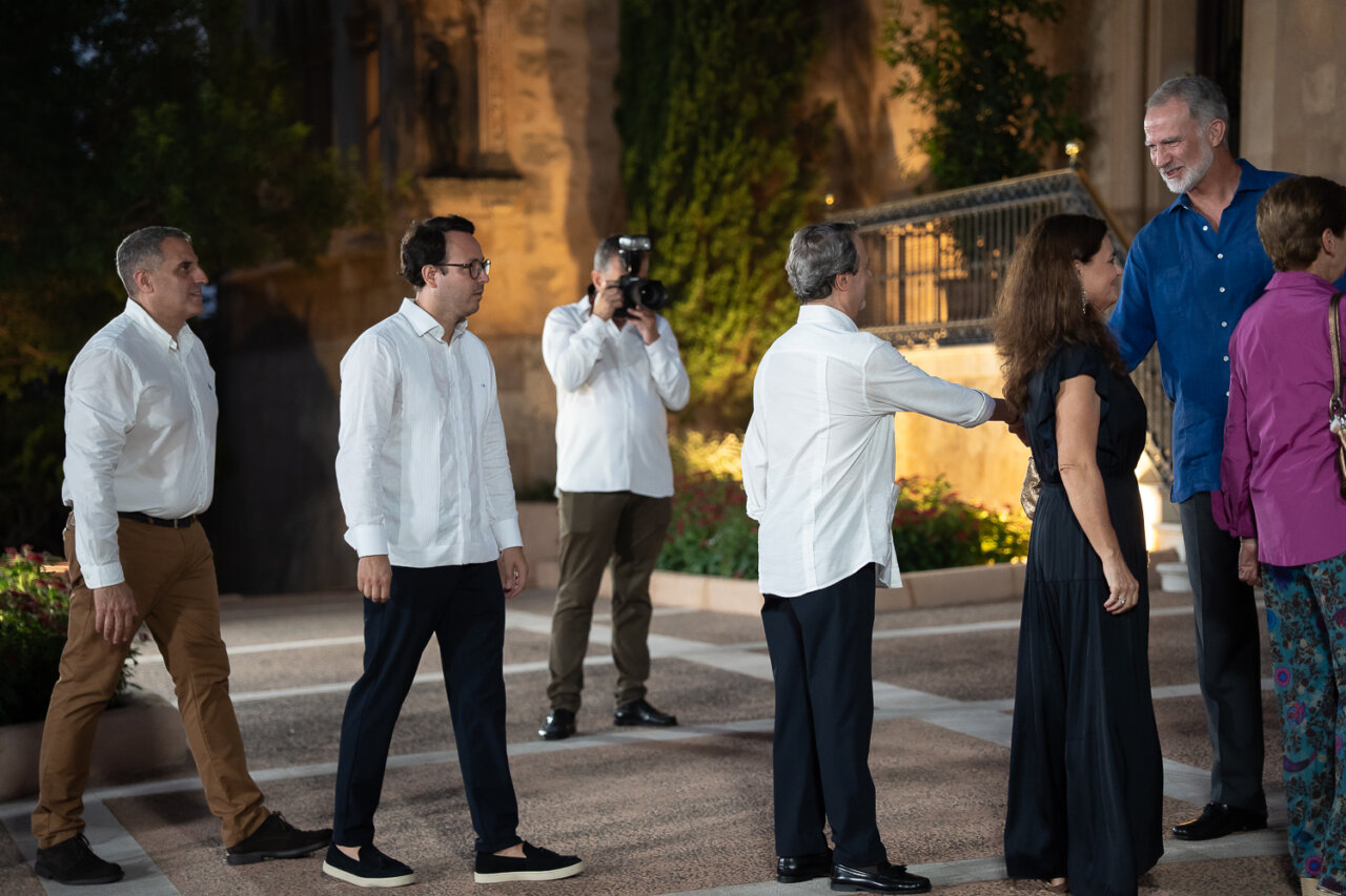 Reyes de España interactuando con la sociedad mallorquina en un evento