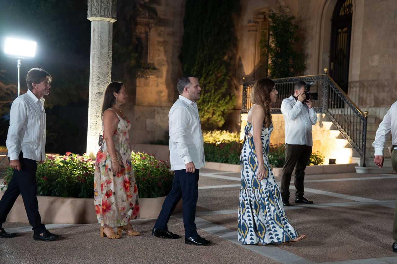 Grupo de personas caminando en un evento nocturno en Mallorca