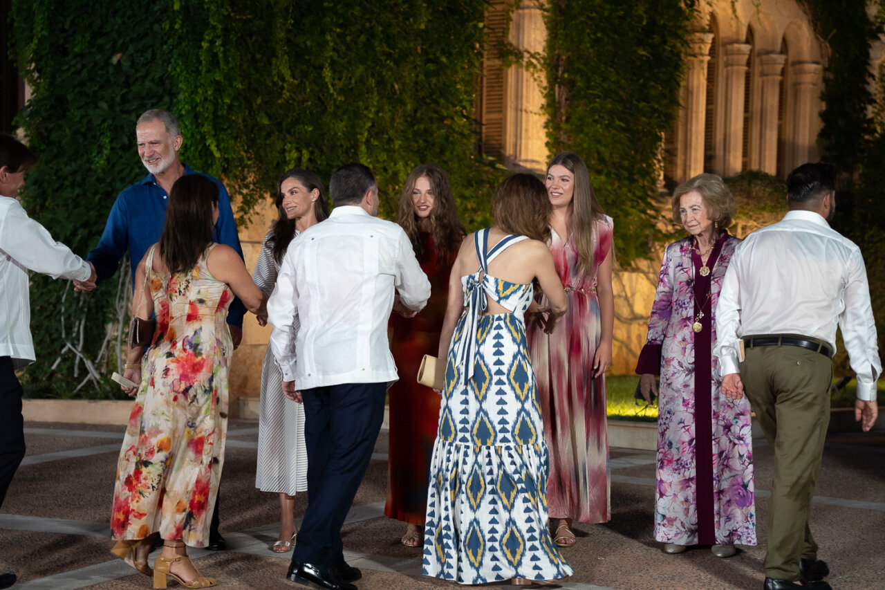 Reyes de España saludando a la sociedad mallorquina en un evento social.