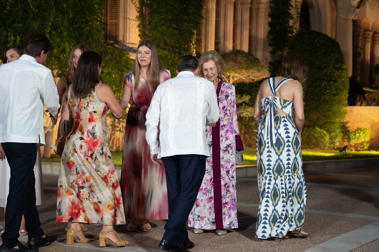 Grupo de personas en un evento social en Mallorca