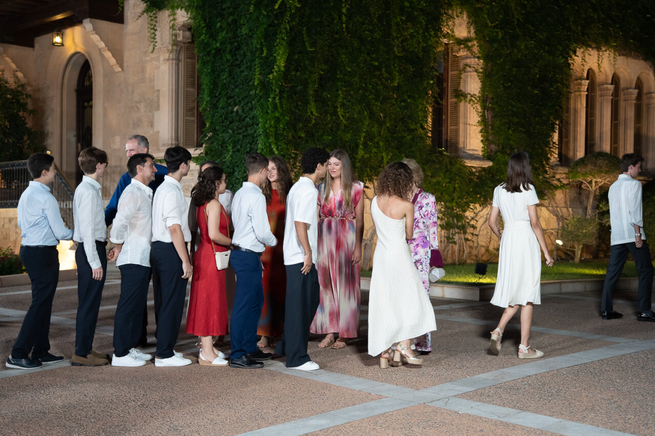 Grupo de personas en un evento social en Mallorca