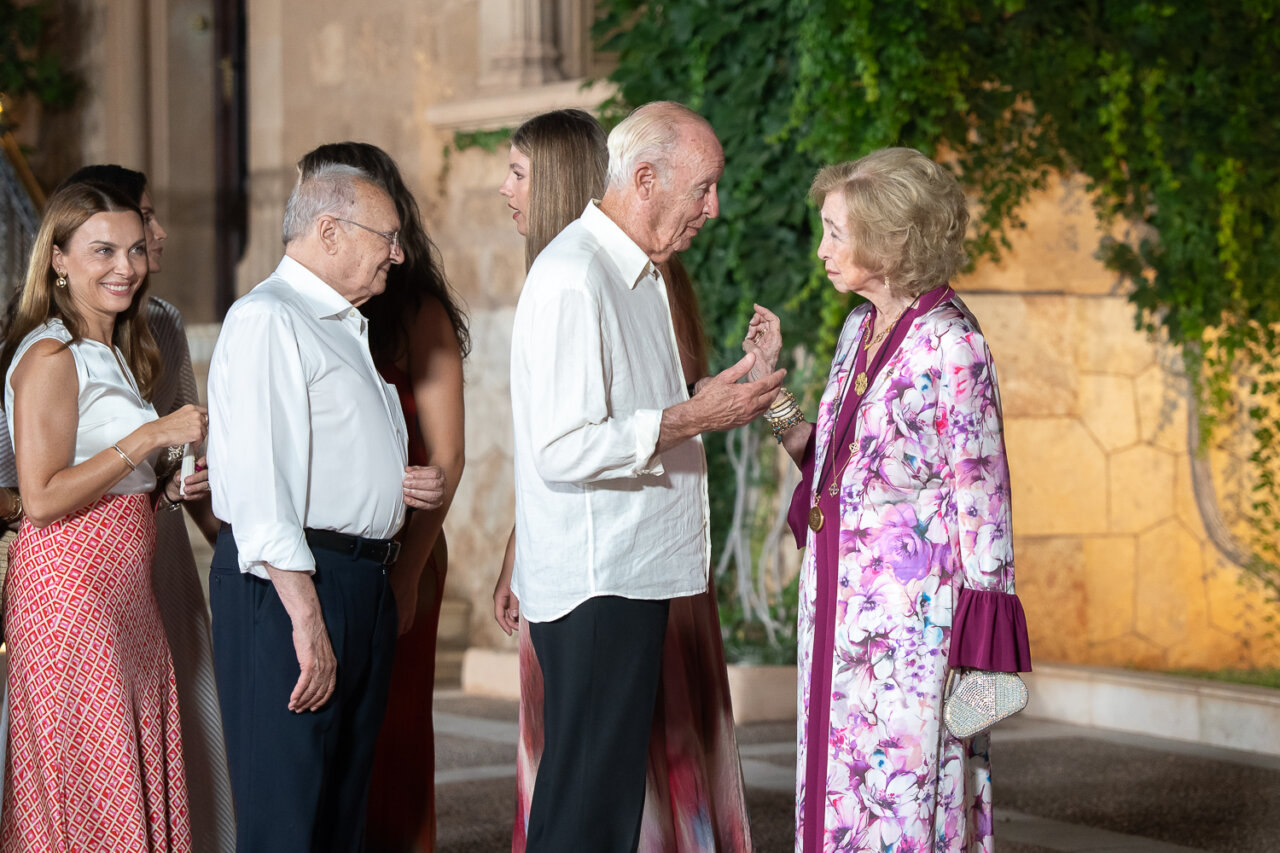 Reyes conversando con miembros de la sociedad mallorquina en un evento