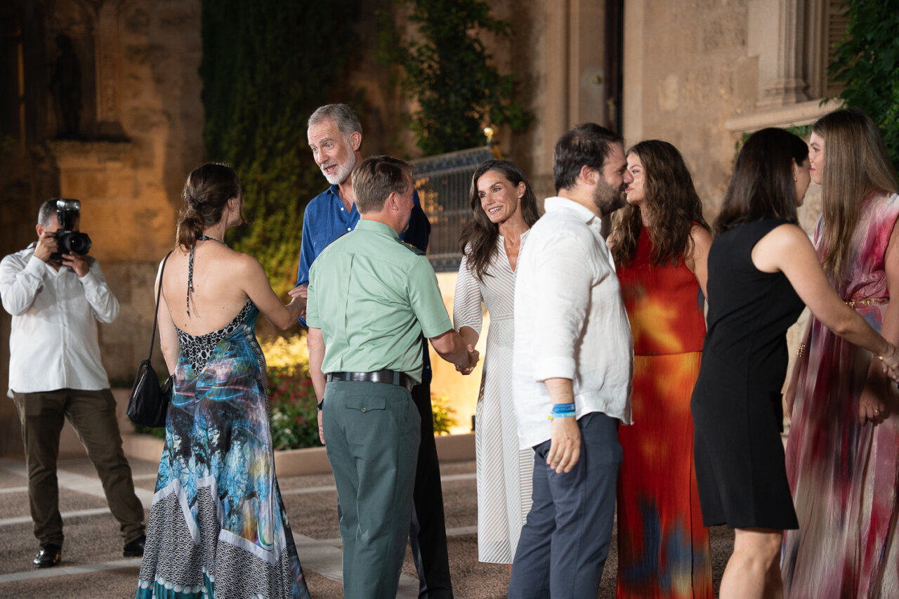 Reyes de España saludando a miembros de la sociedad mallorquina en un evento