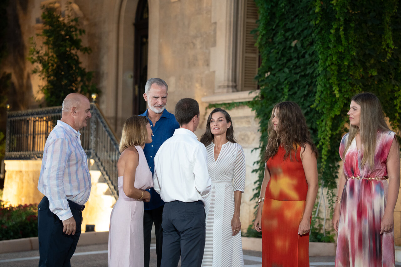 Reyes de España interactuando con la sociedad mallorquina en un evento