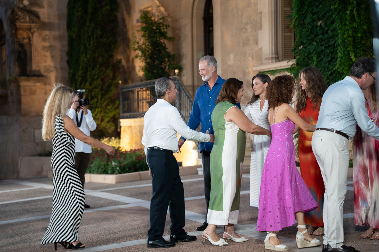 Reyes saludando a la sociedad mallorquina en un evento social