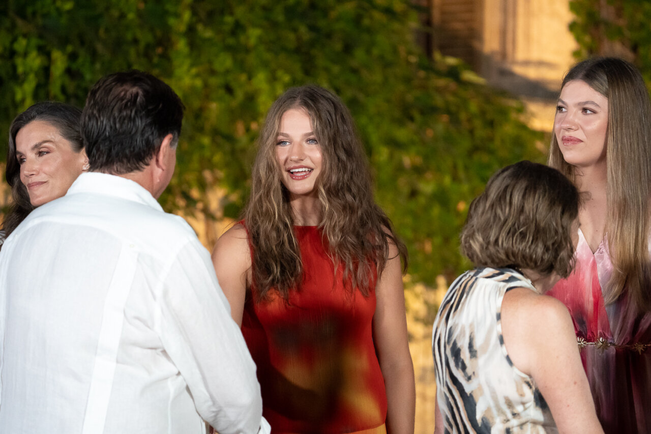 Reyes conversando con la sociedad mallorquina en un evento social