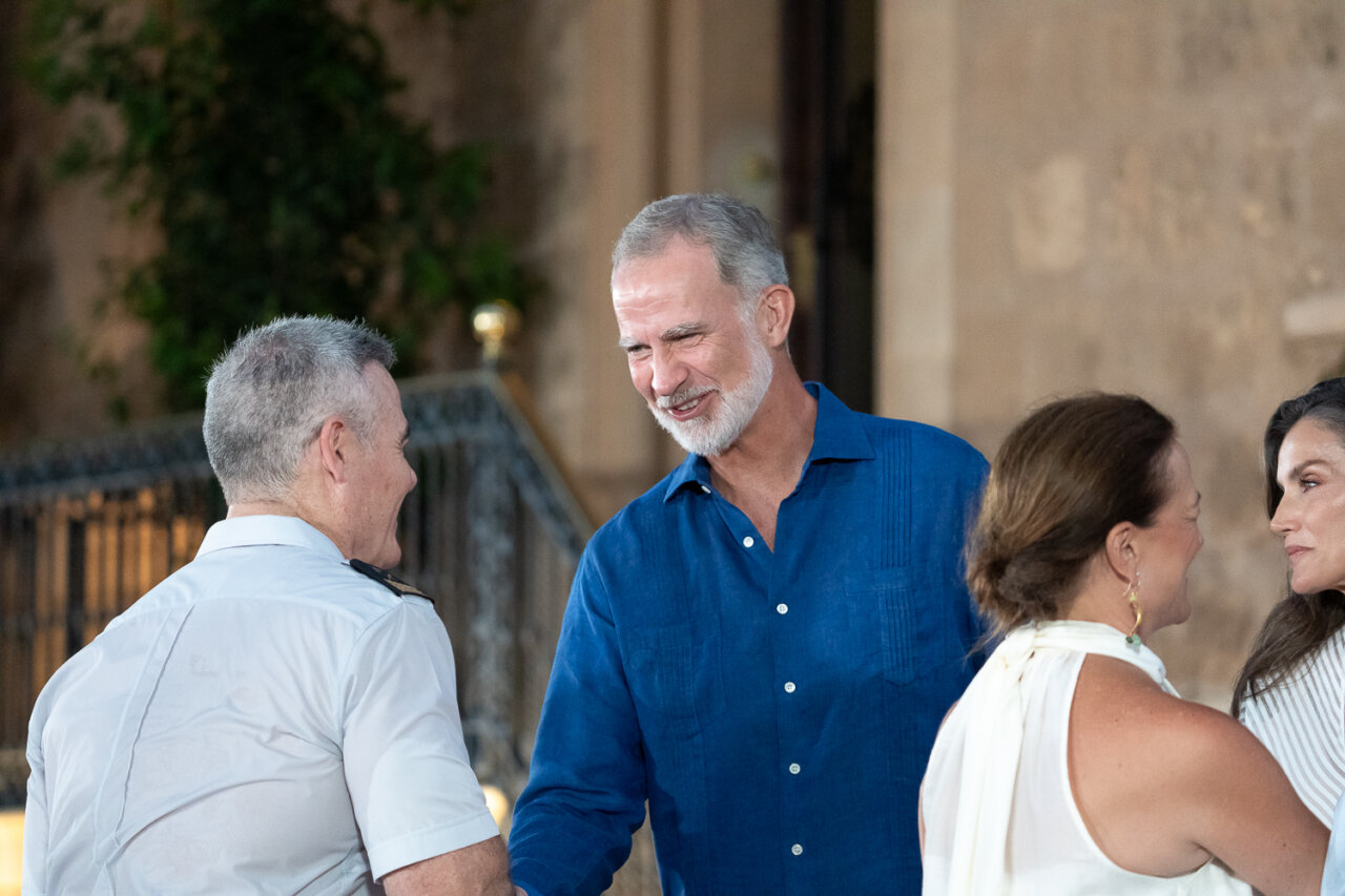 Reyes de España interactuando con miembros de la sociedad mallorquina