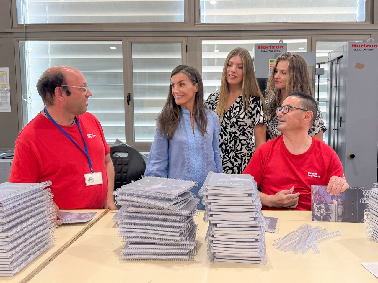 La Reina Letizia y sus hijas en la Casa Esment durante una visita