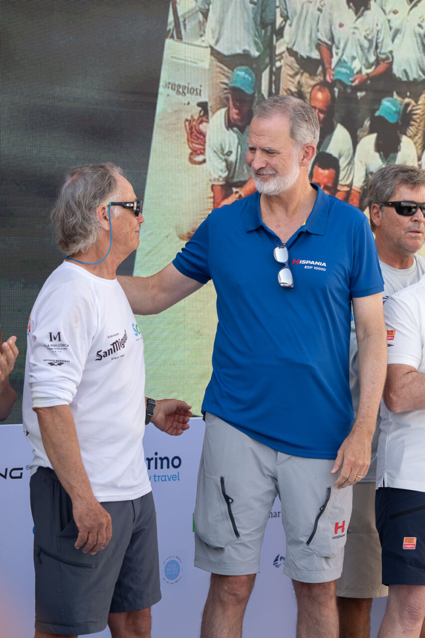El Rey Felipe VI saludando a un regatista en la Copa del Rey de Vela