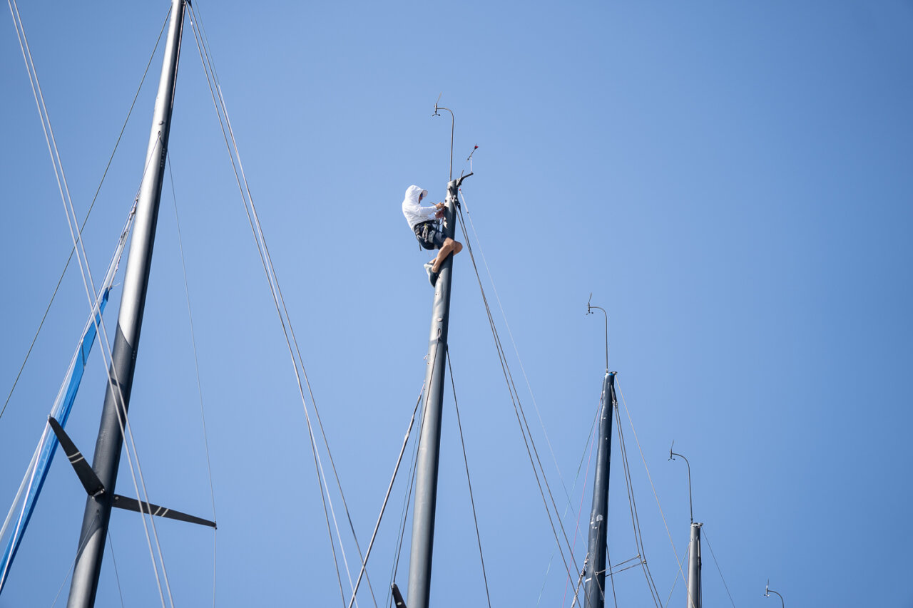 El Rey Felipe VI en el mástil de un barco de regatas durante la Copa del Rey de vela.