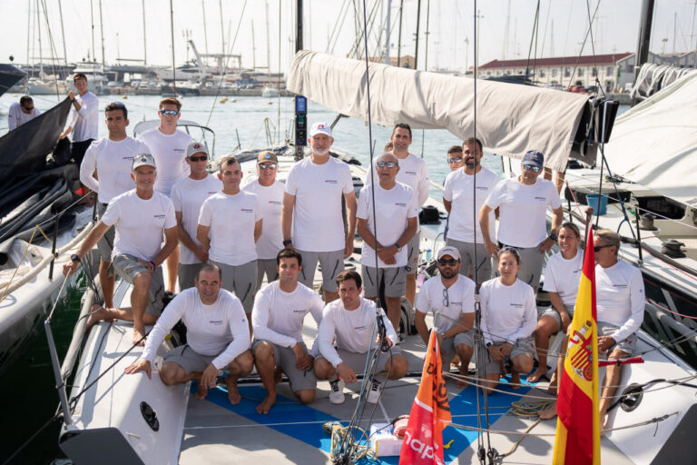 El Rey Felipe VI con su equipo en la Copa del Rey de Vela