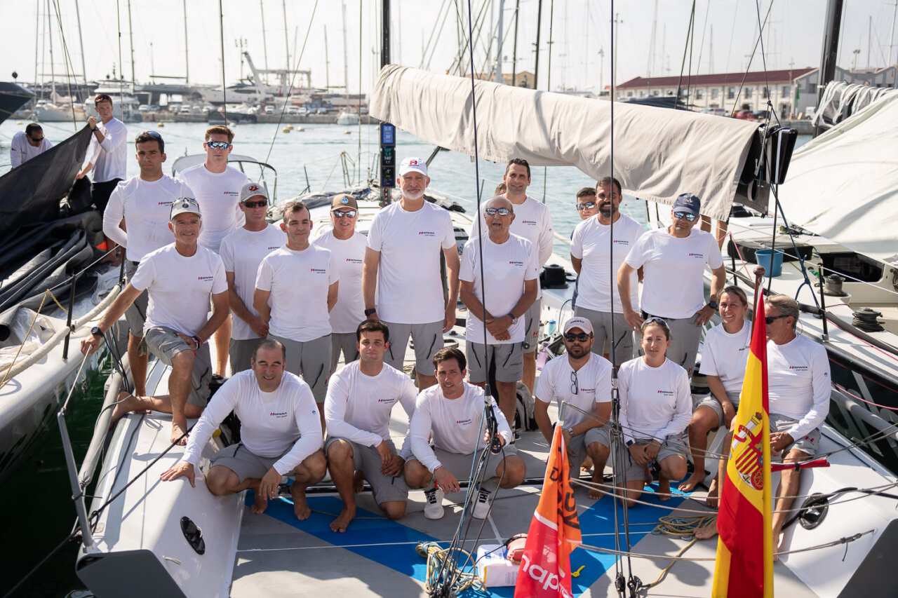 El Rey Felipe VI con su equipo en la Copa del Rey de Vela