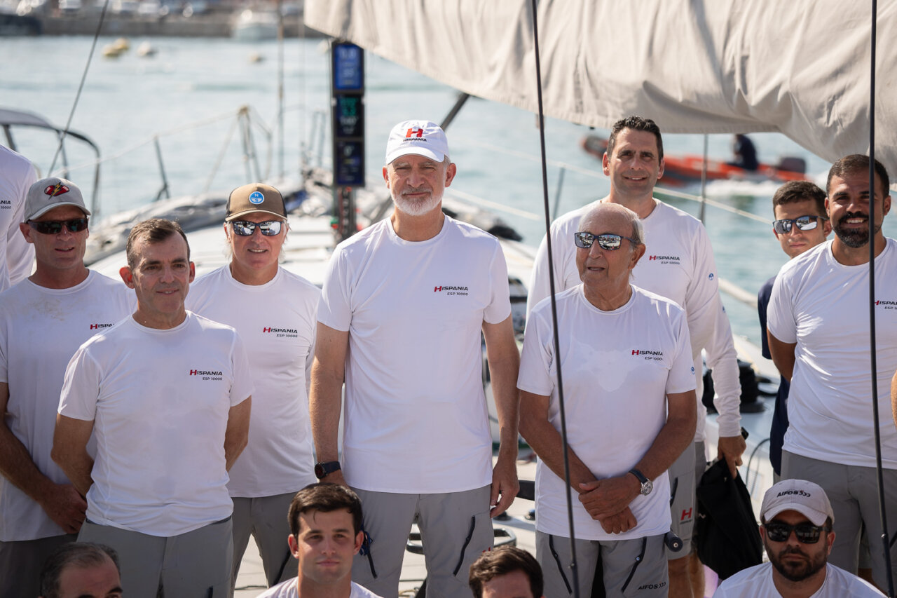 El Rey Felipe VI junto a la tripulaci&oacute;n del barco Hispania en la Copa del Rey de Vela.