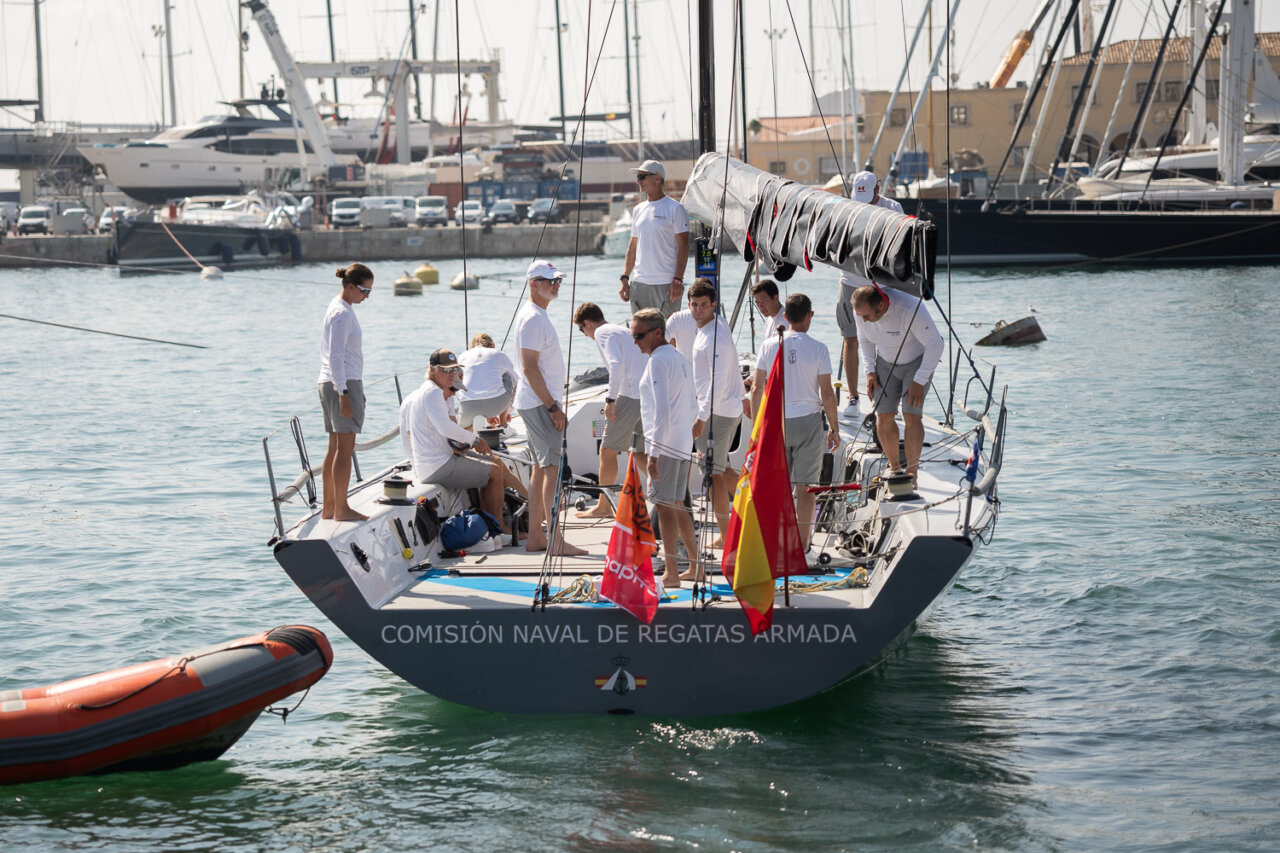 El Rey Felipe VI en el barco Hispania durante la Copa del Rey de Vela 2026.