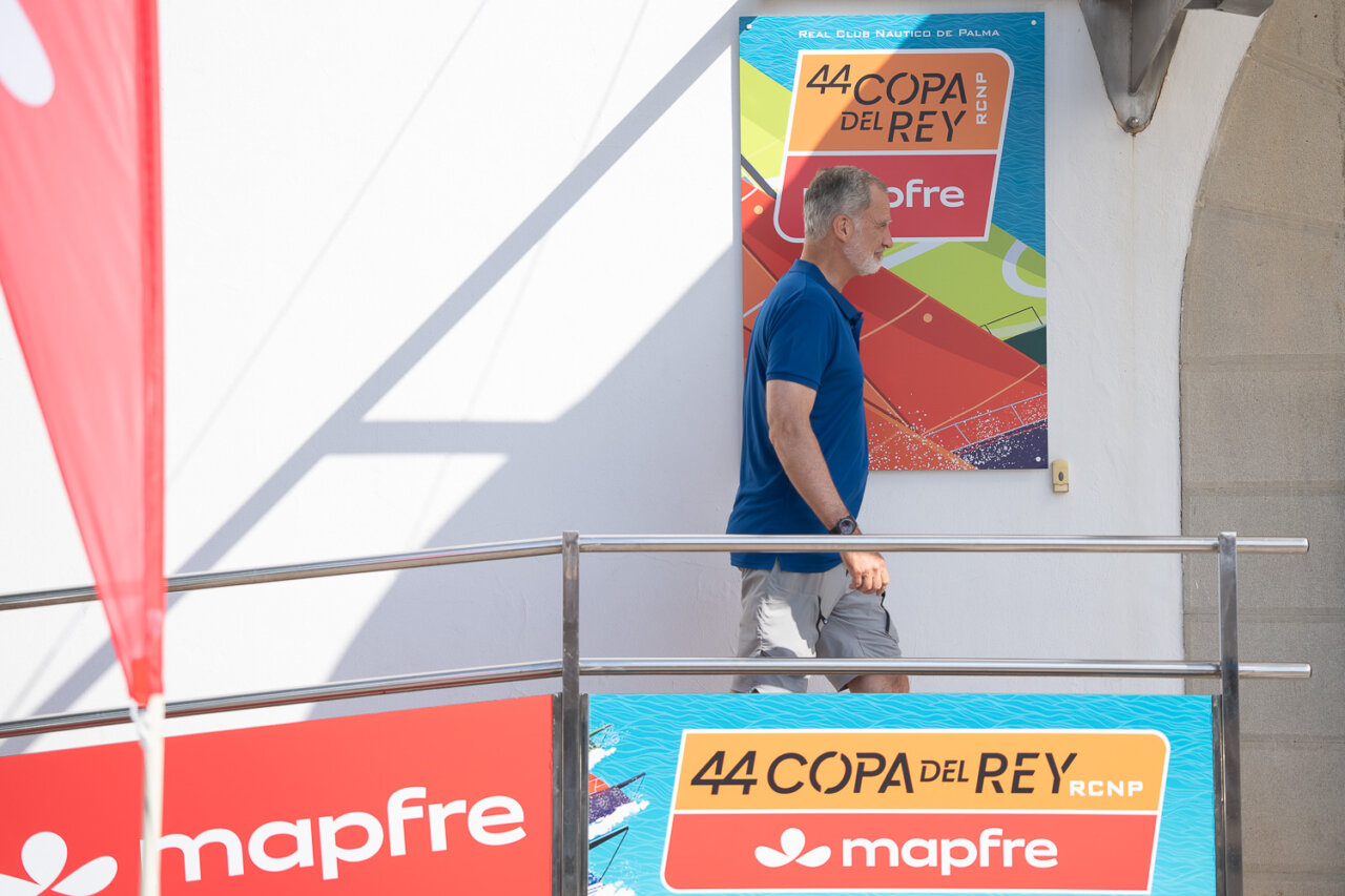 El Rey Felipe VI caminando en la Copa del Rey de Vela 2026