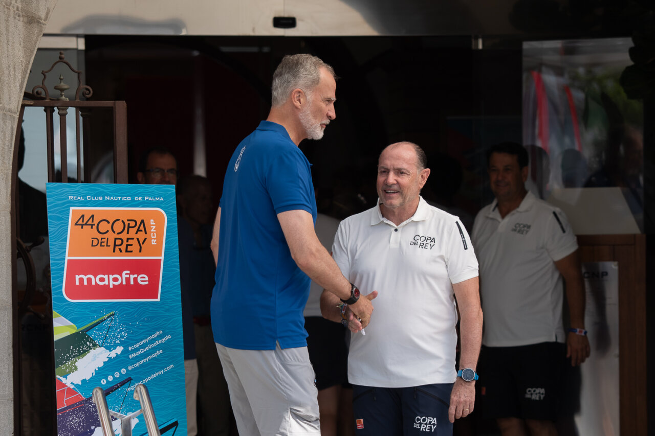 El Rey Felipe VI saludando a un regatista en la Copa del Rey de Vela
