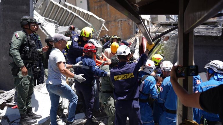 Rescatistas trabajando en los escombros tras un terremoto en Colombia