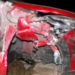 Da&ntilde;os en un coche rojo tras un accidente en Palma.