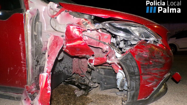 Daños en un coche rojo tras un accidente en Palma.