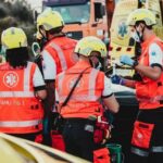 Personal del SAMU atendiendo a un herido en un accidente de moto acu&aacute;tica
