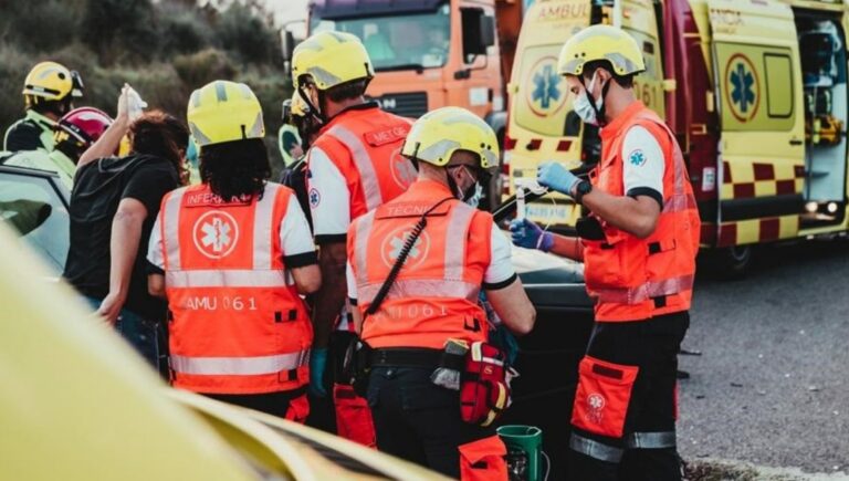 Personal del SAMU atendiendo a un herido en un accidente de moto acu&aacute;tica
