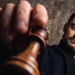 Albert Riera sosteniendo una pieza de ajedrez con fondo neutro