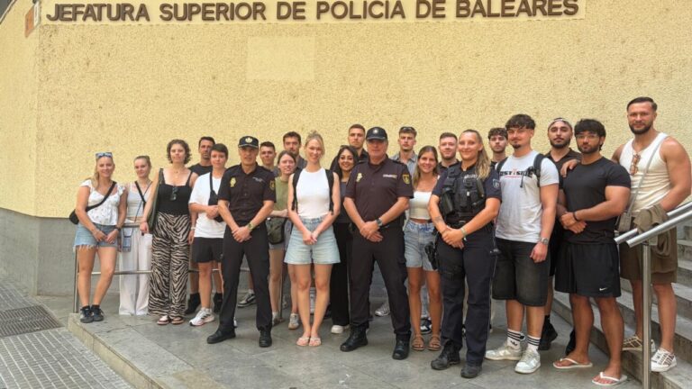 Grupo de alumnos de la Escuela de Policía de Berlín en la Jefatura Superior de Policía de Baleares