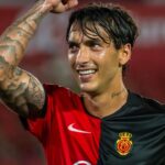 Jugador del RCD Mallorca celebra un gol en el estadio Son Moix