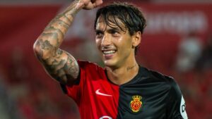 Jugador del RCD Mallorca celebra un gol en el estadio Son Moix
