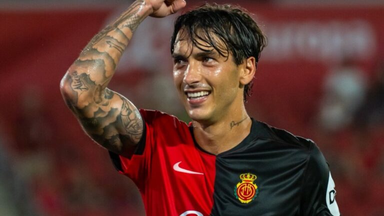 Jugador del RCD Mallorca celebra un gol en el estadio Son Moix