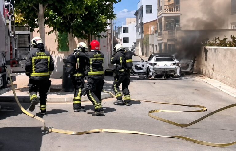 Bomberos controlando el incendio de un veh&iacute;culo en Sa Col&ograve;nia de Sant Jordi