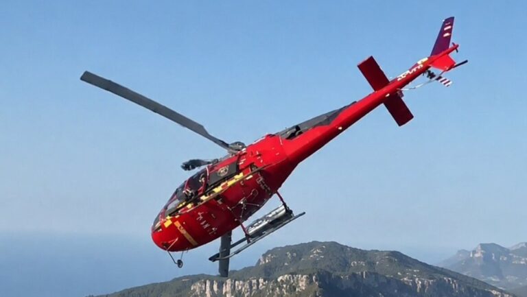 Helicóptero de los bomberos de Mallorca en acción sobre montañas