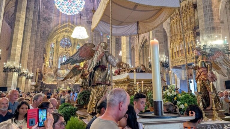 Fieles en la Catedral de Mallorca durante la celebración de la Asunción de la Virgen