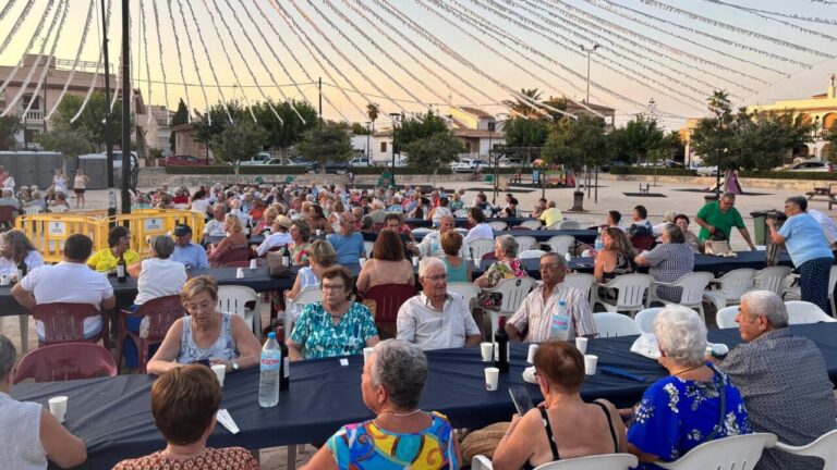 Gran reunión comunitaria al aire libre con muchas personas sentadas