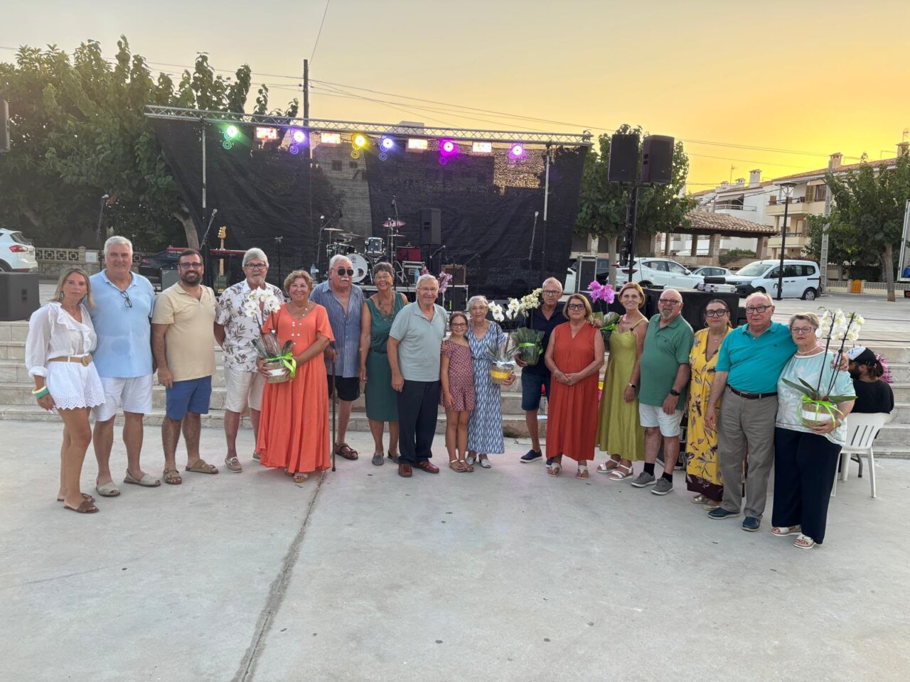 Grupo de personas en una celebración comunitaria al atardecer