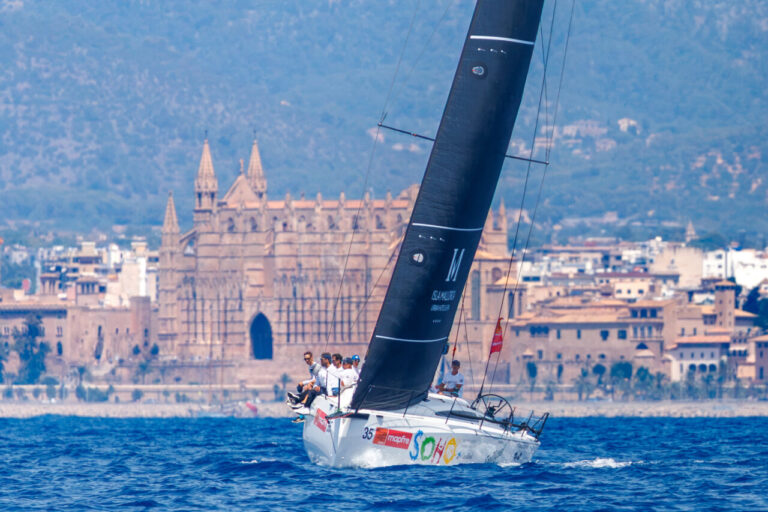 Yate compitiendo en la Copa del Rey Mapfre frente a la catedral de Palma