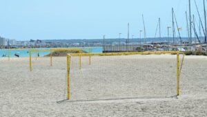Campos de fútbol playa en la Playa de Palma con mar y barcos al fondo