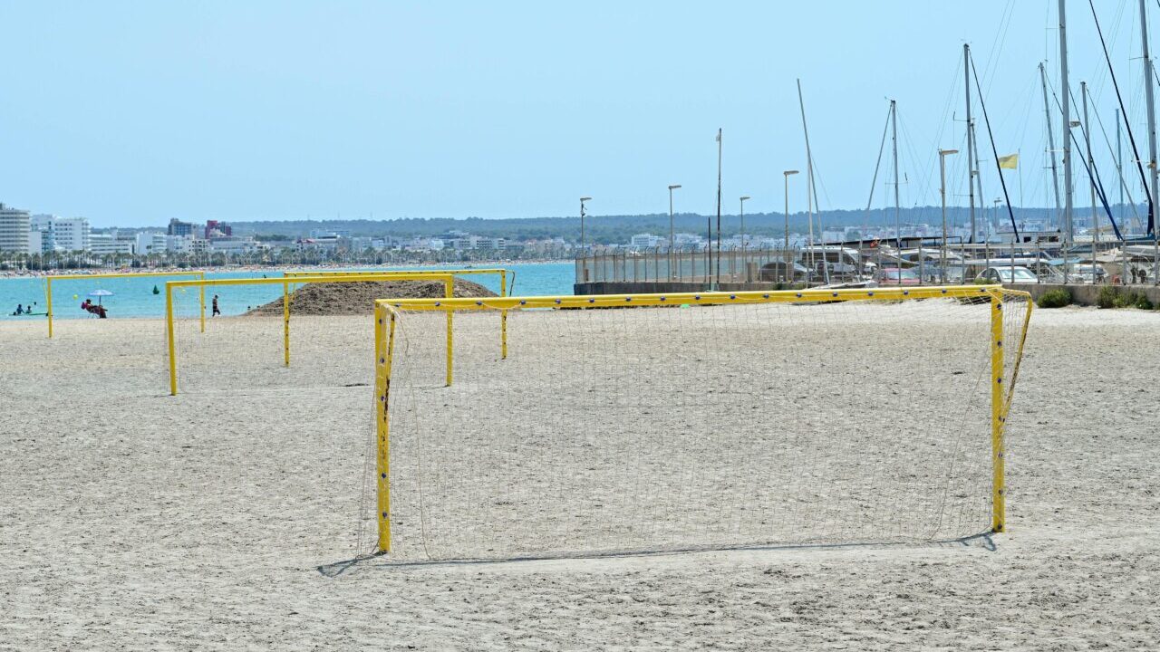 Campos de f&uacute;tbol playa en la Playa de Palma con mar y barcos al fondo