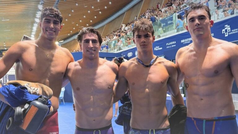 Cuarteto español de natación posando tras la final del 4x100 libre