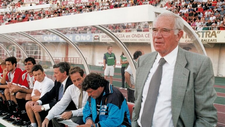 Luis Aragonés en el banquillo durante su debut con el Mallorca