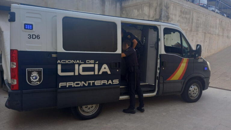 La Polic&iacute;a Nacional detiene en Ibiza a 14 patrones de pateras