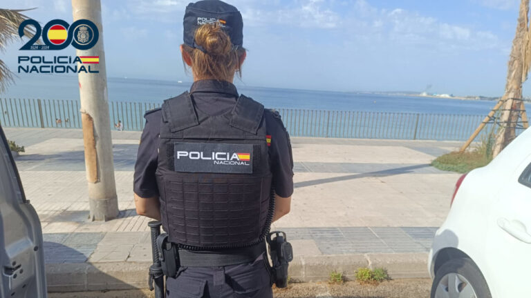 Dos detenidos por un hurto a una bañista en Can Pere Antoni
