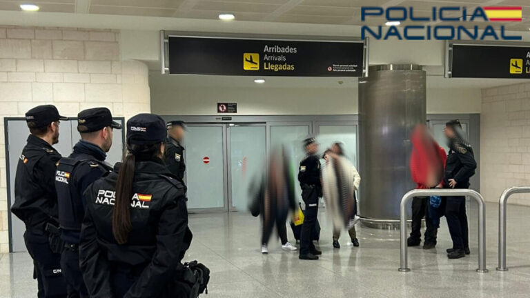Polic&iacute;a Nacional en el aeropuerto de Palma tras una detenci&oacute;n por robo de coches.