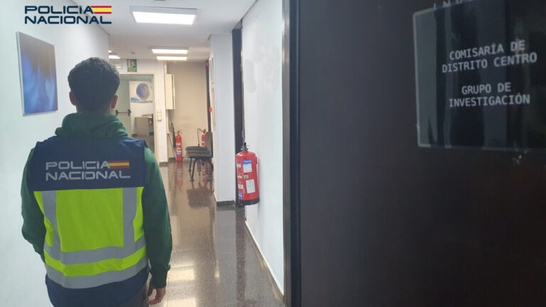 Agente de la Polic&iacute;a Nacional en la comisar&iacute;a de distrito centro