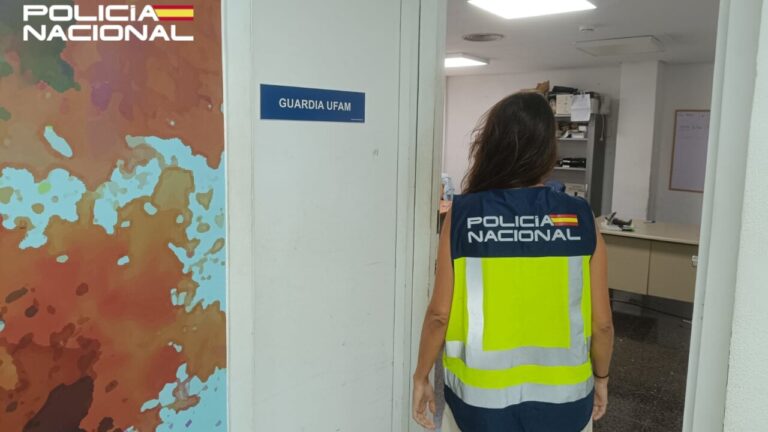 Detenida en Palma una pareja por tener a sus hijos en una casa mugrienta e infestada de cucarachas