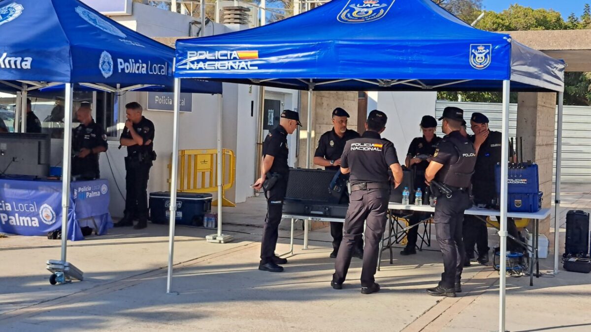 Agentes de policía coordinando el dispositivo de seguridad en Playa de Palma