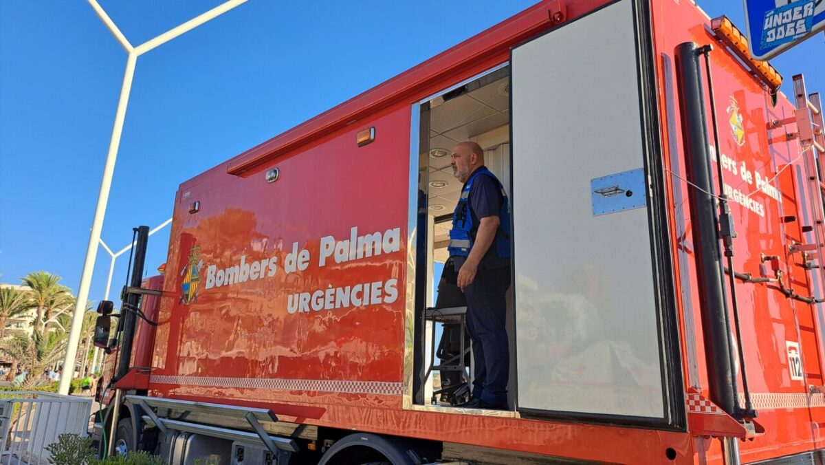 Vehículo de urgencias de los Bomberos de Palma durante el eclipse solar.