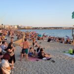 Multitud de personas observando un eclipse solar en Playa de Palma