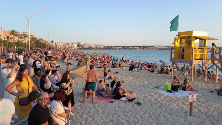 Multitud de personas observando un eclipse solar en Playa de Palma